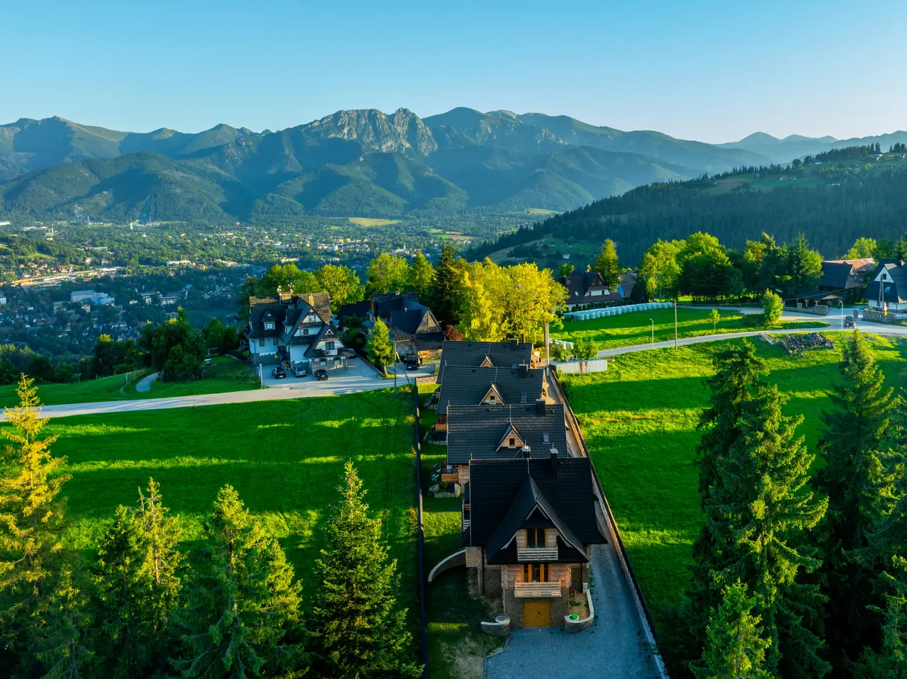 Osada Tatra Loft z lotu ptaka na tle Tatr